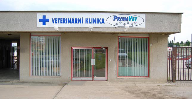 Vchod do veterinární kliniky PrimaVet.